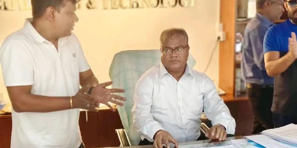 প্রশাসনিক ভবনের তালা ভেঙে চুয়েটে ঢুকলেন নতুন উপাচার্য