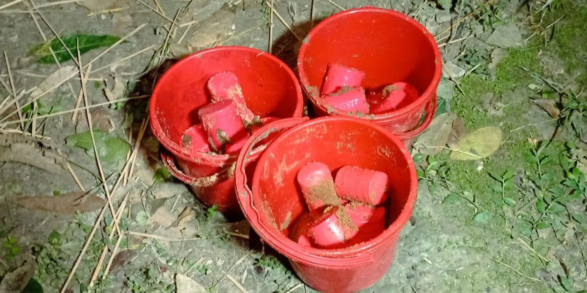 চাঁপাইনবাবগঞ্জে বাগানে মিলল ৩ বালতি ককটেল