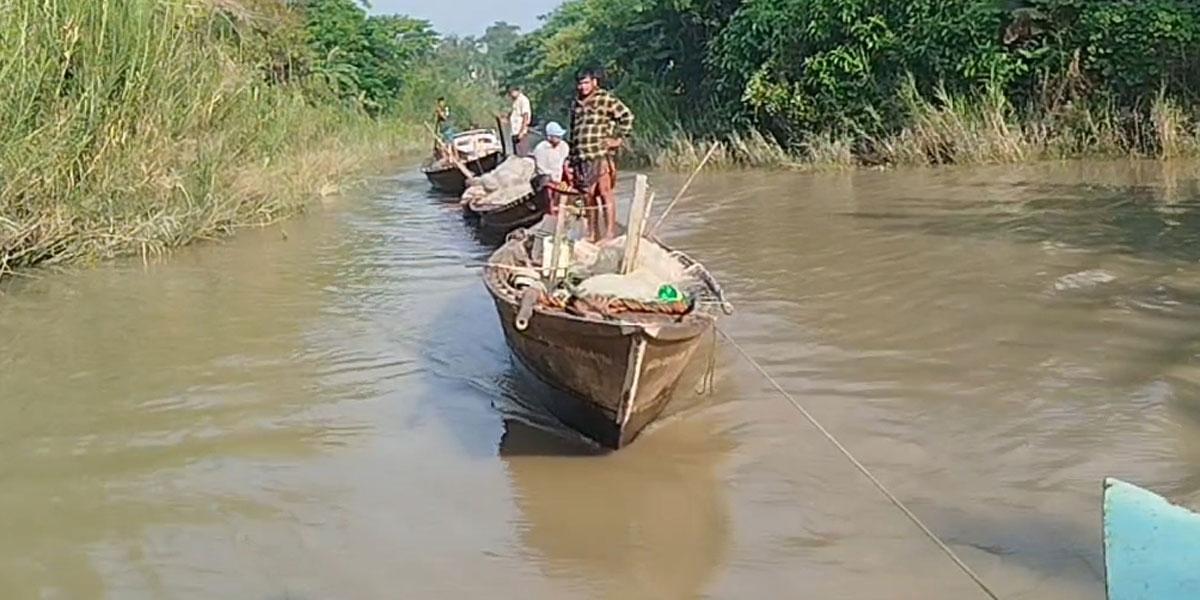 গোসাইরহাটে ১ লাখ ৩০ হাজার মিটার কারেন্ট জাল ও নৌকা জব্দ