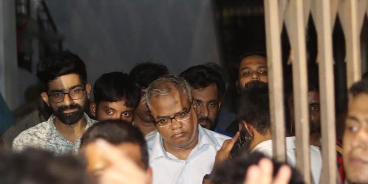 ৩০ ঘণ্টা অবরুদ্ধ চুয়েট উপাচার্যকে উদ্ধার করলেন ডিসি-এসপি