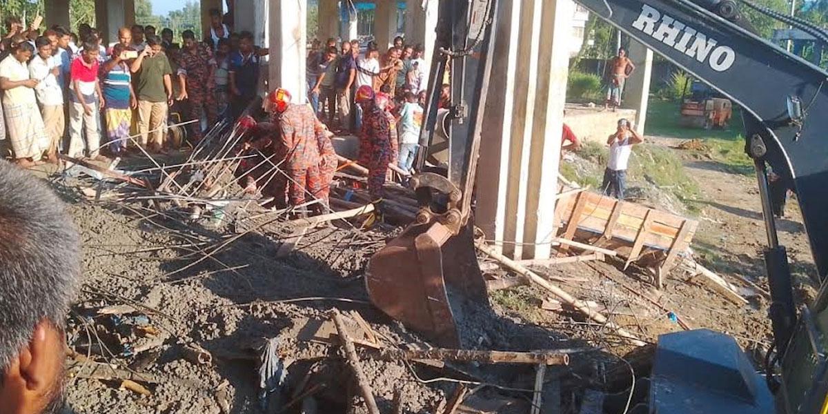 পীরগঞ্জ পৌরসভার নির্মাণাধীন ভবনের ছাদ ধসে ২ শ্রমিক নিহত