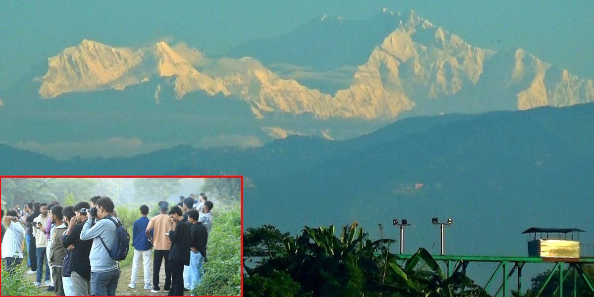 সীমান্তের ওপারে কাঞ্চনজঙ্ঘা, এপার থেকেই মুগ্ধ দর্শনার্থীরা