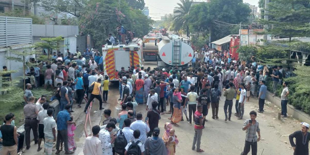 ড্রাগ ইন্টারন্যাশনালের কারখানায় আগুন, যোগ দিয়েছে সেনাবাহিনী