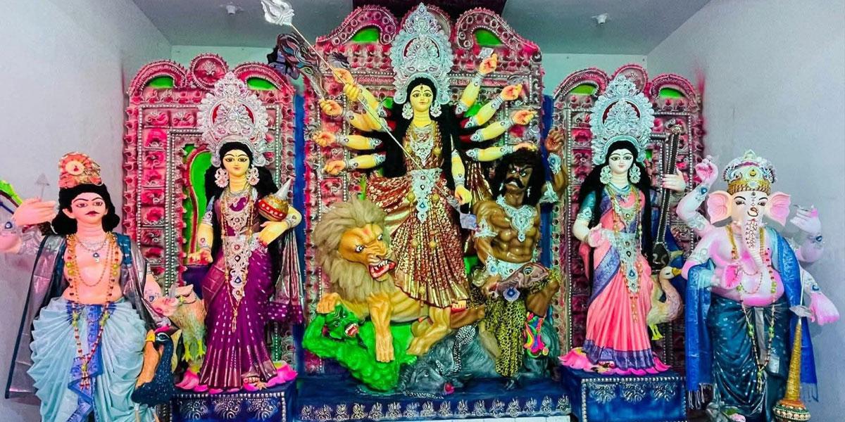 দাউদকান্দিতে রঙতুলির আঁচড়ে সেজে উঠছে দেবী দুর্গা, প্রস্তুত ৪৬ মণ্ডপ