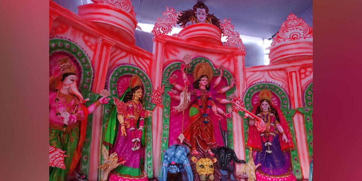 নড়াইলে ৫৪৩ মন্ডপে শেষ মুহুর্তে ব্যস্ত শিল্পীরা