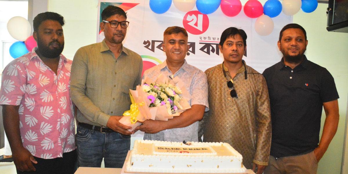 খবরের কাগজের প্রতিষ্ঠাবার্ষিকীতে কেক কেটেছে বন্ধুজন