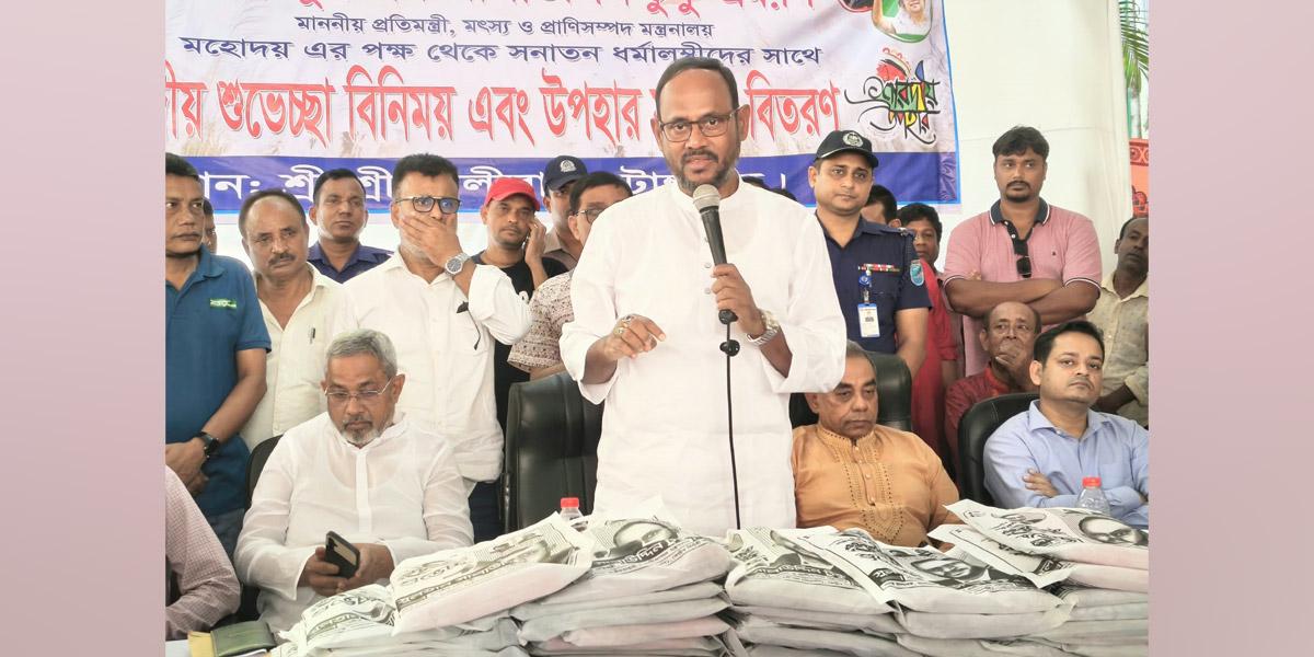 টাঙ্গাইলে সনাতন ধর্মাবলম্বীকে শাড়ি পাঞ্জাবি উপহার প্রতিমন্ত্রী টুকুর