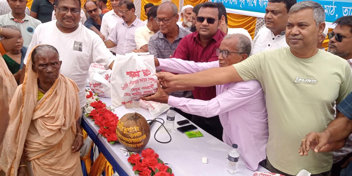 জয়পুরহাটে সনাতন পরিবারের মাঝে পূজাসামগ্রী বিতরণ
