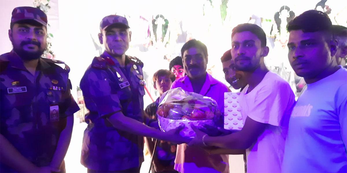 হিলিতে পূজামণ্ডপে ফল ও মিষ্টি উপহার দিল বিজিবি