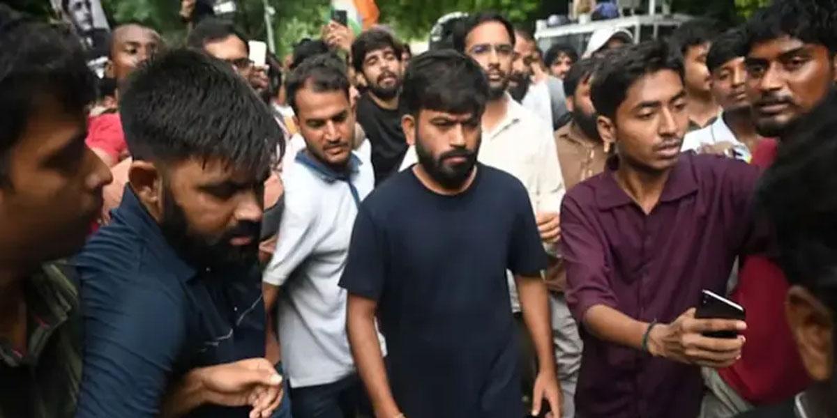 ককরোচ জনতা পার্টির প্রতিষ্ঠাতা অভিজিৎ দীপকে আটক
