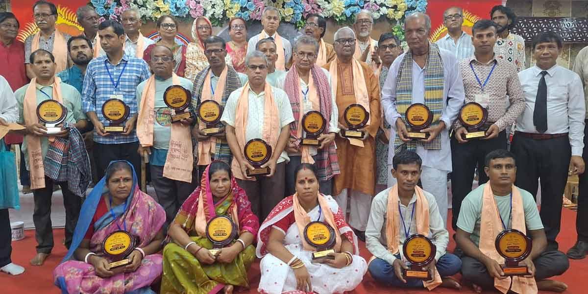হারিয়ে যাচ্ছে মৃৎশিল্প: বরিশালে ১৮ মৃৎশিল্পীকে সম্মাননা