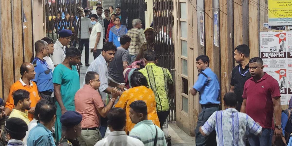 কলকাতার পূজামণ্ডপে পদদলিত হয়ে নিহত বেড়ে ১৯, আহত ২৫