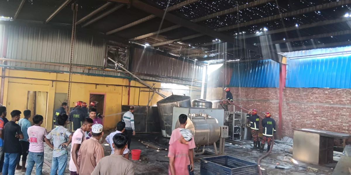 ধামরাইয়ে পরিত্যাক্ত গোডাউনে আগুন