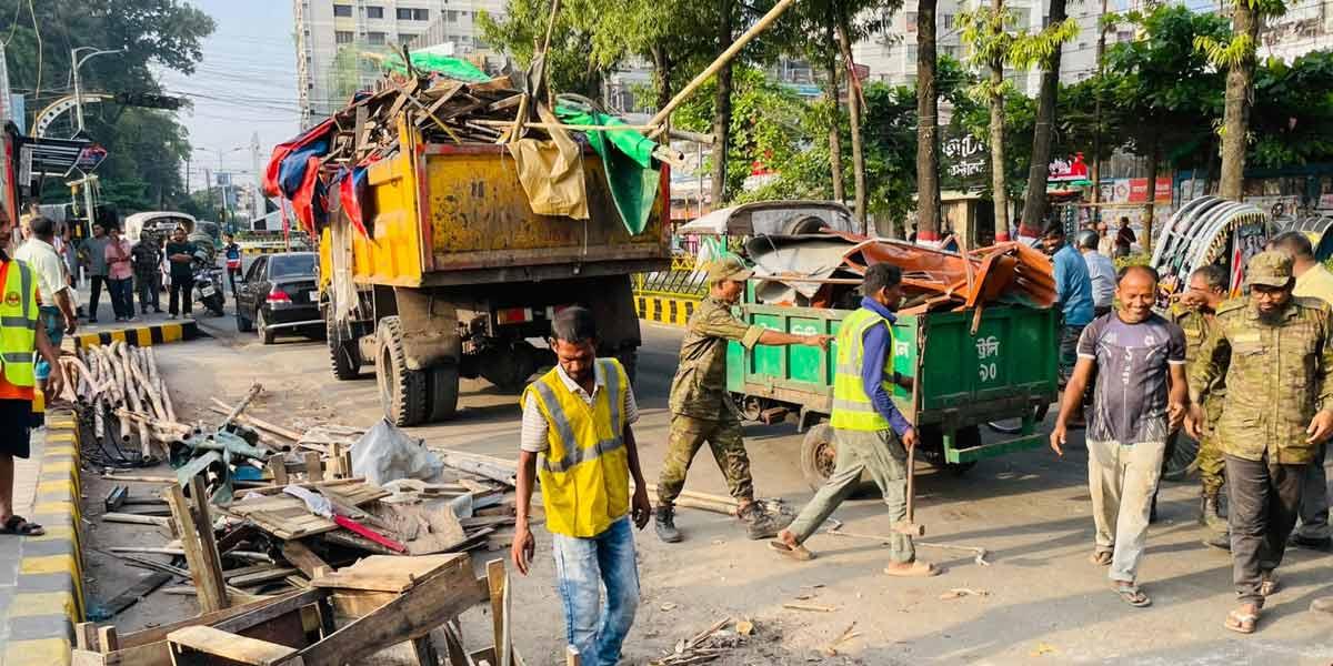 চট্টগ্রামে স্টেডিয়ামে লুকিয়ে রাখা হকারদের মালামাল জব্দ