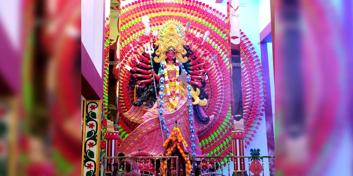 সহস্রভুজা দুর্গায় মুগ্ধ দর্শনার্থীরা