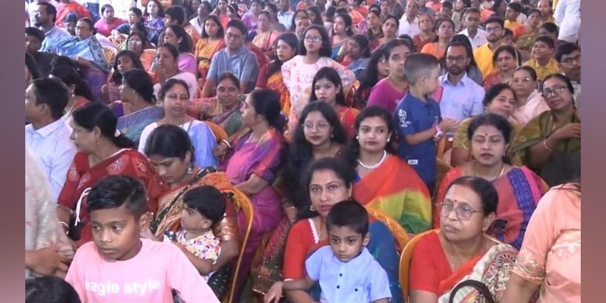 ময়মনসিংহে মণ্ডপে মণ্ডপে কুমারী পূজা, ভক্ত-পূজারীদের ভিড়