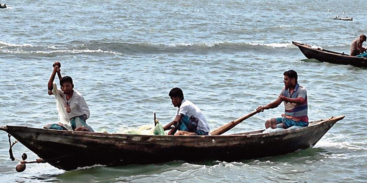 নিষেধাজ্ঞার মধ্যেই মেঘনার তীরে ইলিশের হাট