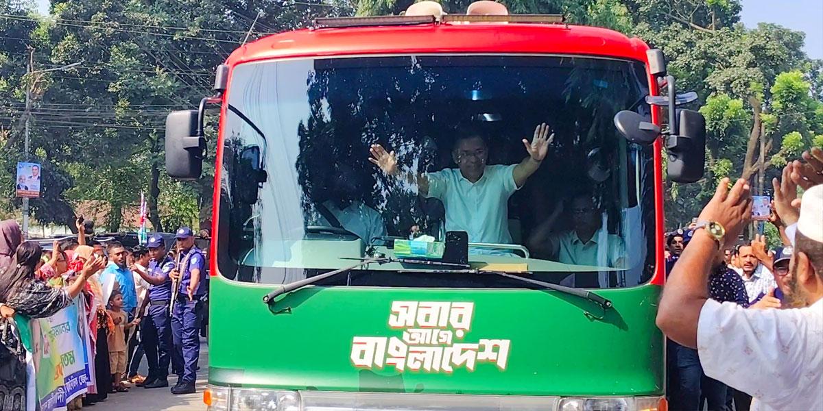 সৈয়দপুরে প্রধানমন্ত্রী, হাত নেড়ে নেতাকর্মীদের জানালেন শুভেচ্ছা
