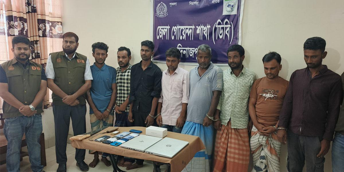 দিনাজপুরে সড়কে গাছ ফেলে ৪ গাড়িতে ডাকাতি, গ্রেপ্তার ৮