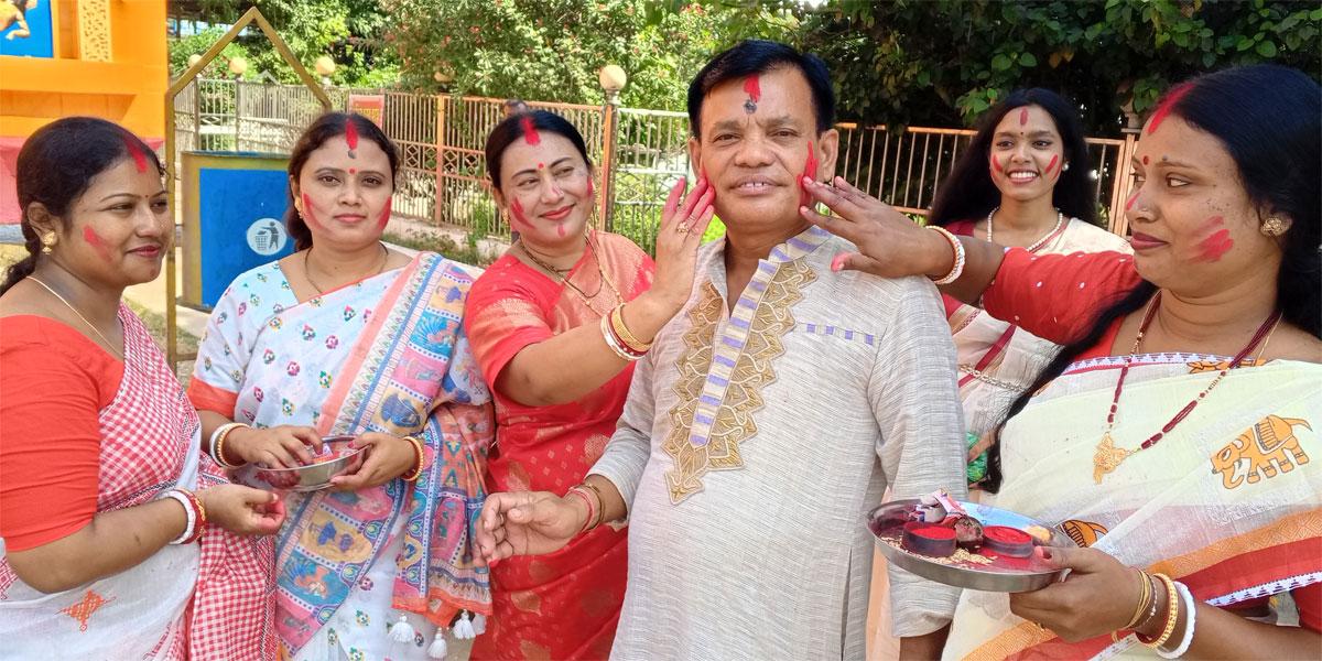 দিনাজপুরে বিজয়া দশমীতে সিঁদুর খেলা, বিসর্জনে বিদায়ের সুর