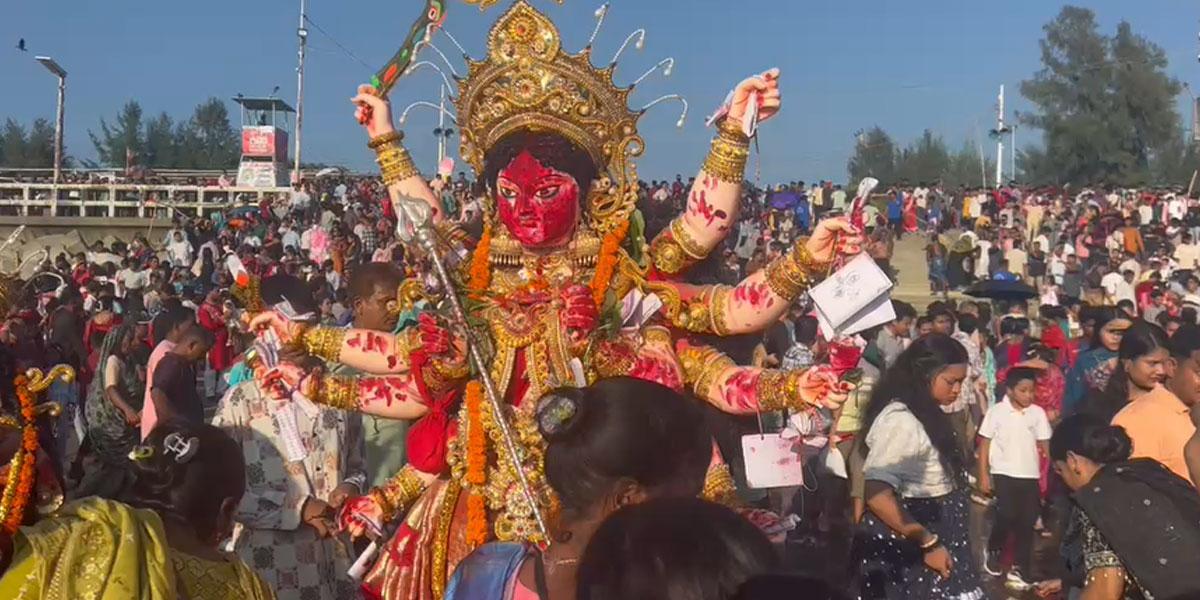 পতেঙ্গা সৈকতে ঢাকের তালে উৎসবের আমেজ ও বিষাদের সুর