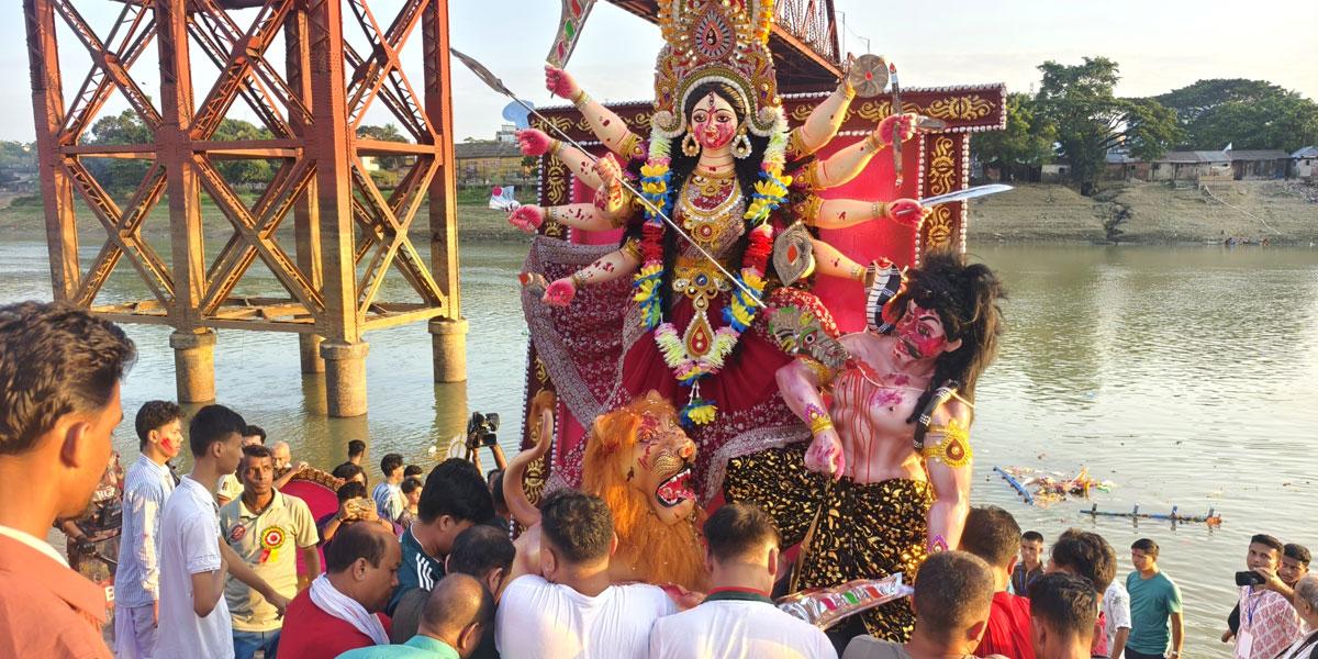 সিলেটে প্রতিমা বিসর্জনে শেষ হল শারদীয় দুর্গাপূজা