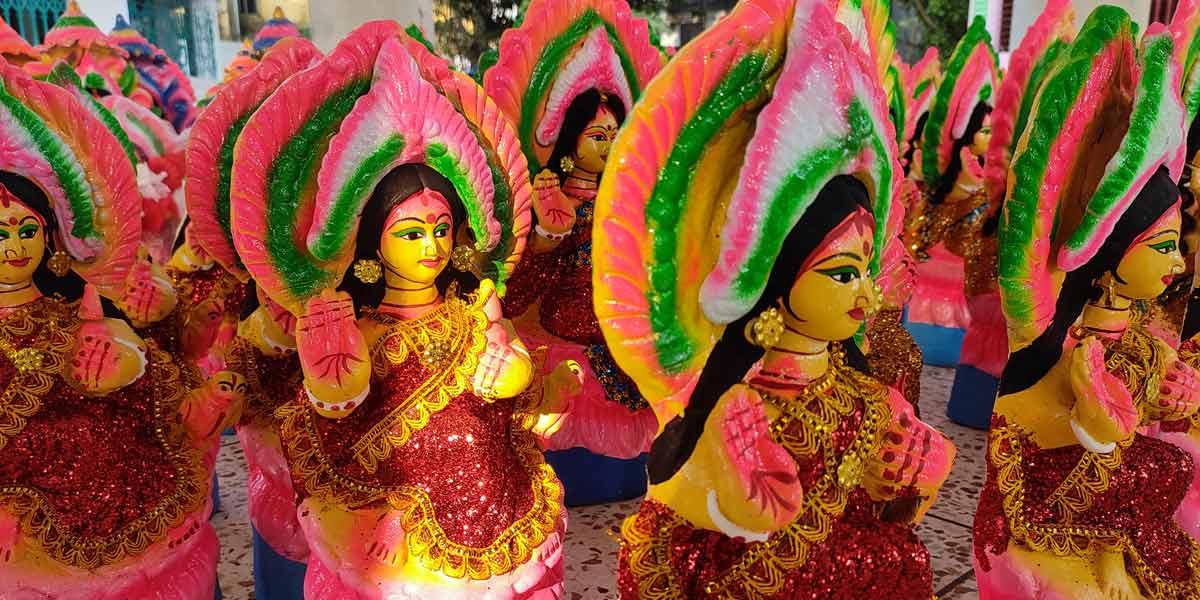 মাটির প্রতিমায় লক্ষ্মীর আবাহন: ব্যস্ততায় কাটছে মৃৎশিল্পীদের সময়