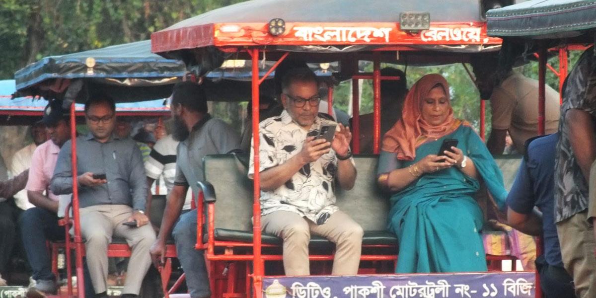 সরকারি সফরের নামে স্ত্রীকে নিয়ে ভ্রমণের অভিযোগ রেলসচিবের বিরুদ্ধে