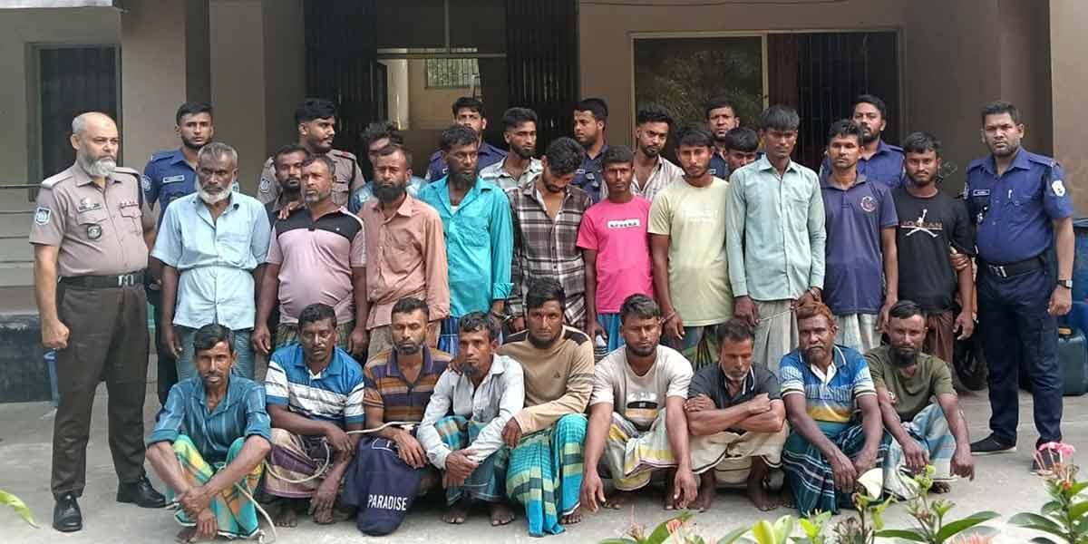 চাঁদপুরে মা ইলিশ শিকারের দায়ে গ্রেপ্তার ২০ জেলে