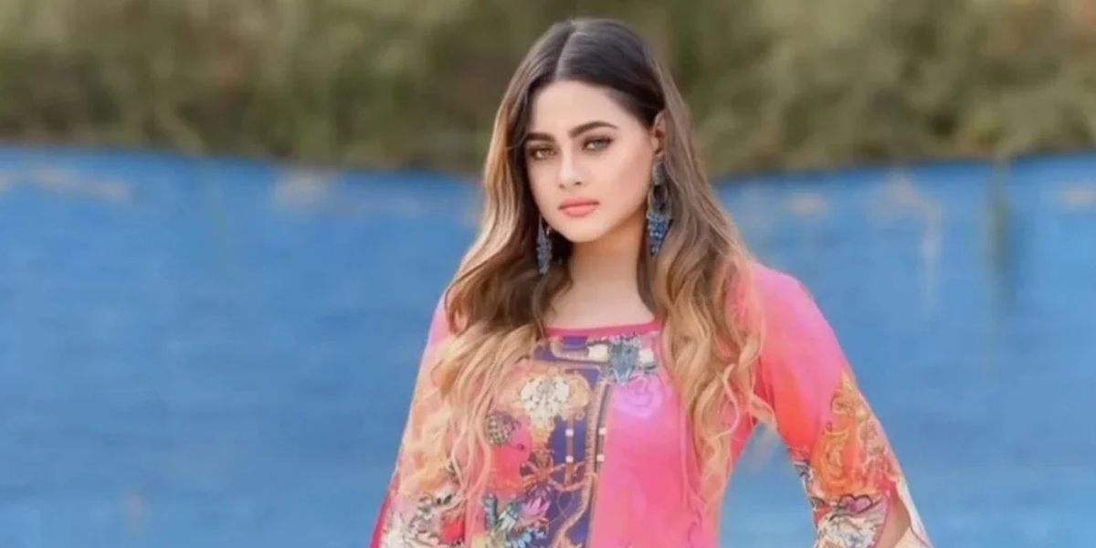 মডেল ও উপস্থাপিকা তুলনা আর নেই