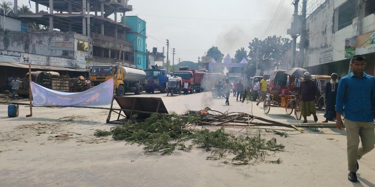 মাগুরায় যুবদল নেতা হত্যার বিচার ও গ্রেপ্তারের দাবিতে সড়ক অবরোধ