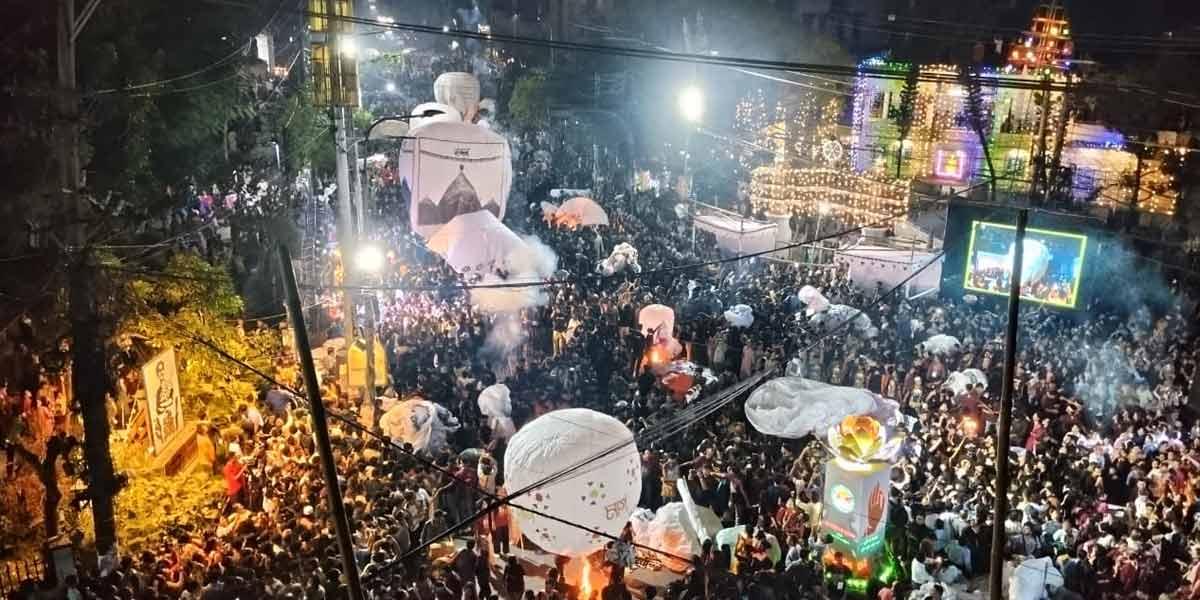 ফানুসের আলোয় রঙিন চট্টগ্রামের আকাশ