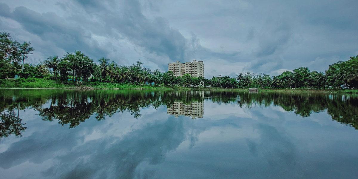 প্রকৃতির স্নিগ্ধ পরশে নোবিপ্রবির নীলদীঘি