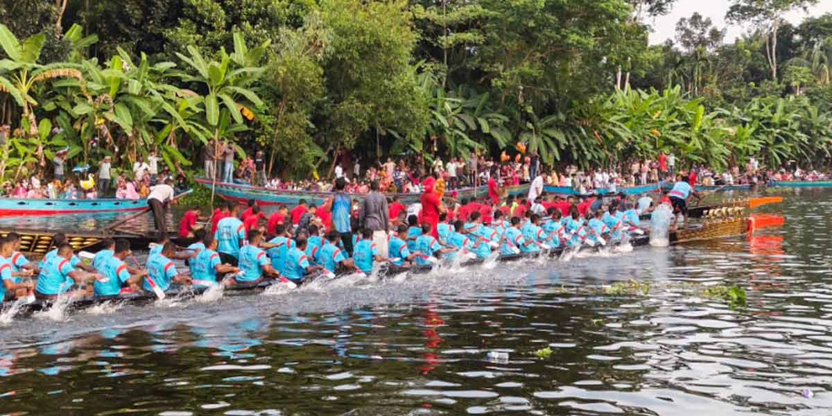 গোপালগঞ্জে লক্ষ্মীপূজা উপলক্ষে তিন দিনব্যাপী ঐতিহ্যবাহী নৌকাবাইচ শুরু
