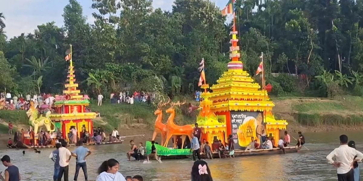কক্সবাজারে বৌদ্ধদের ঐতিহ্যবাহী কল্পজাহাজ ভাসা উৎসব