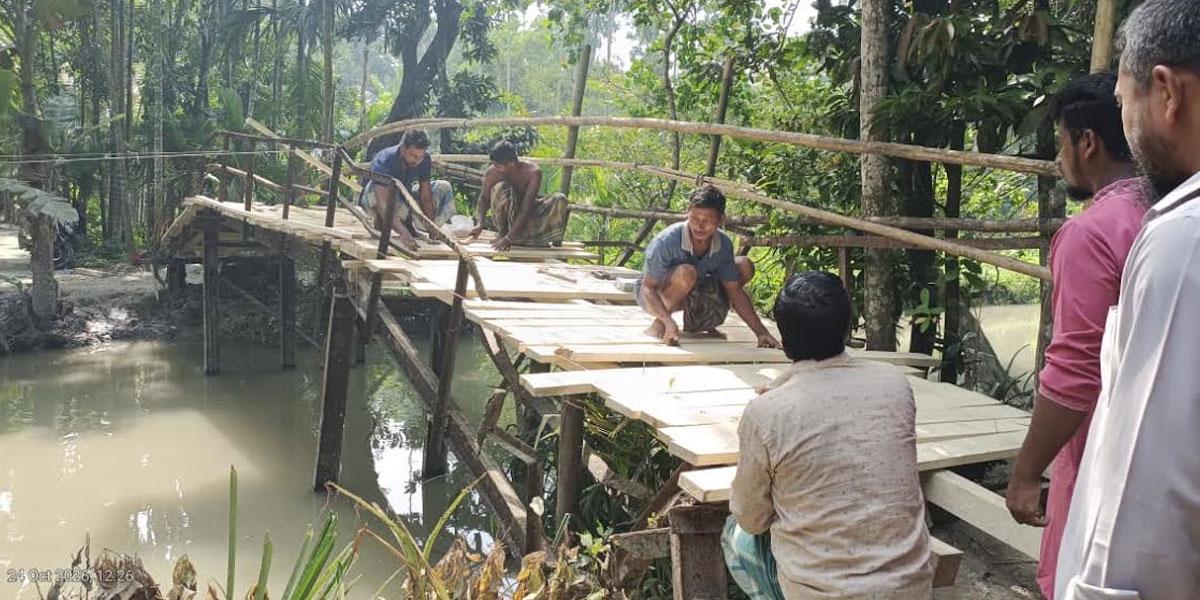 ঝালকাঠিতে স্বেচ্ছাশ্রমে কাঠের সাঁকো নির্মাণ