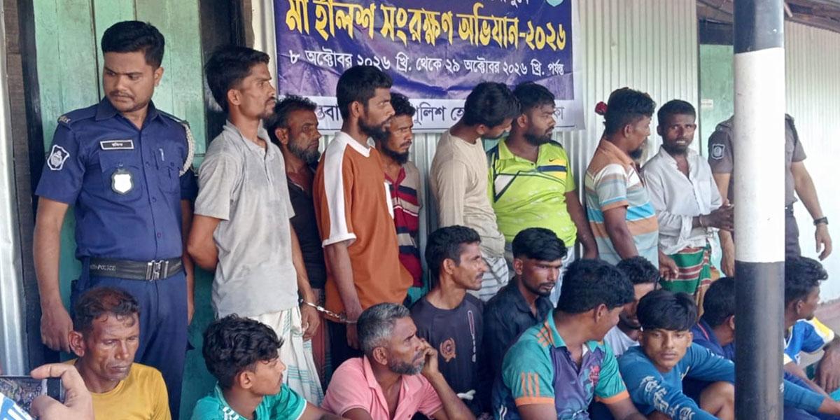 চাঁদপুরে নৌ পুলিশের অভিযানে ৪০ জেলে আটক, ৩৩ জনের বিরুদ্ধে মামলা