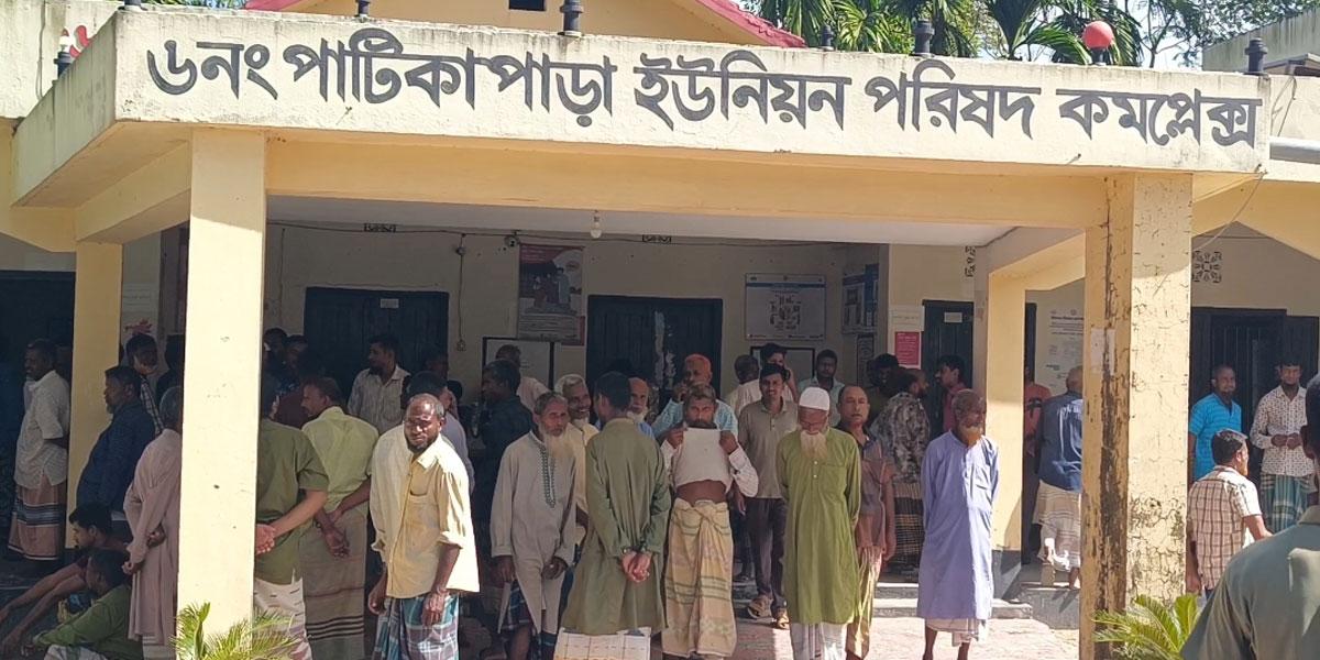 লালমনিরহাটে সারের দাবিতে মহাসড়ক অবরোধ